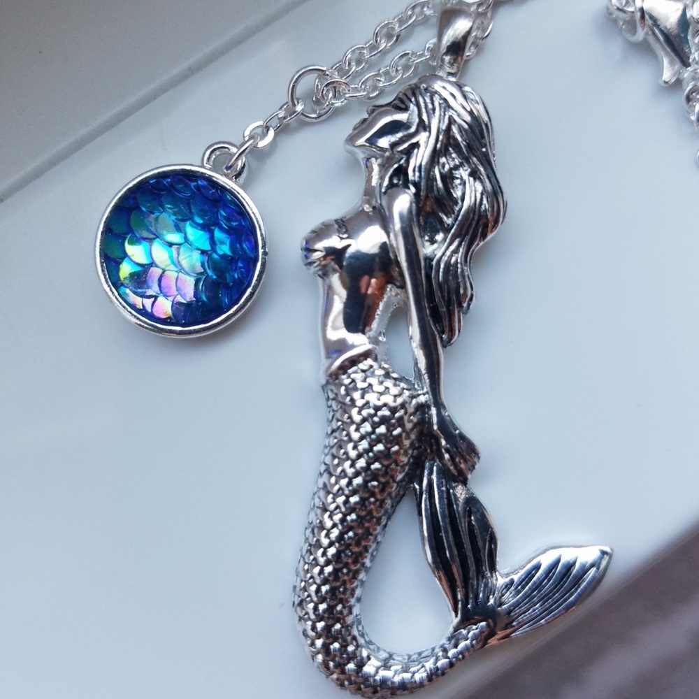 ☀️SALE☀️ Mermaid blue scale pendant - Picture 2 of 3